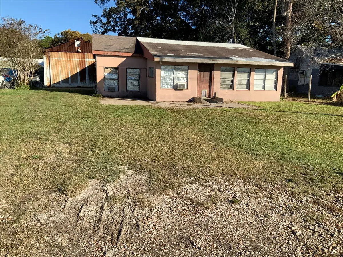 215 Mcneir Street, Anahuac, TX 77514 - Image #1