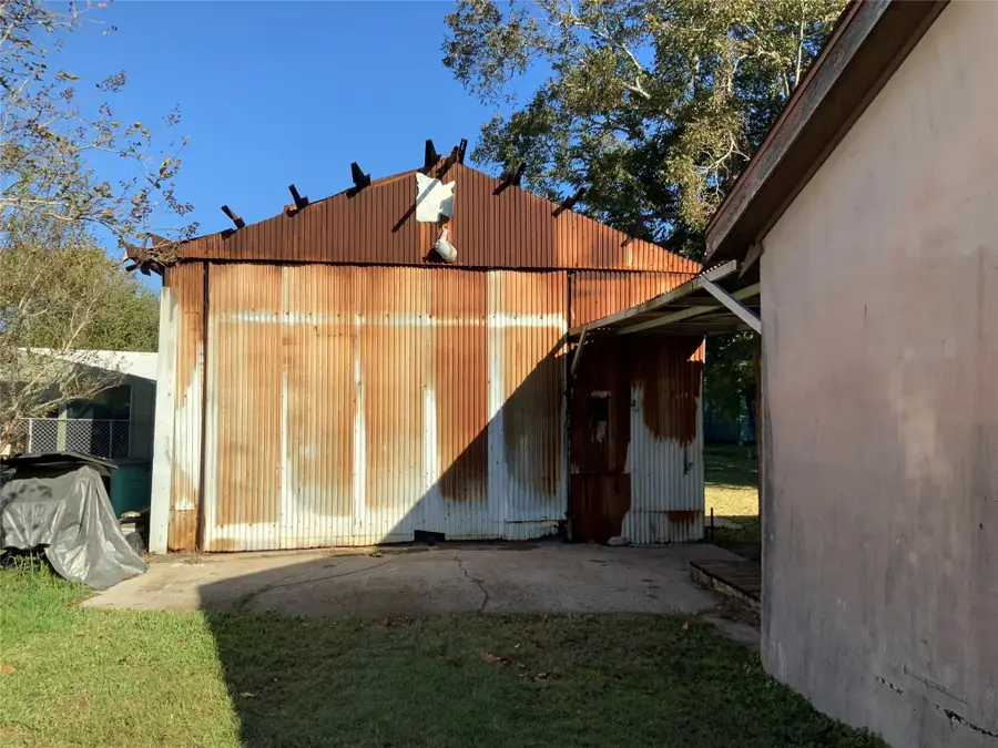 215 Mcneir Street, Anahuac, TX 77514 - Image #2
