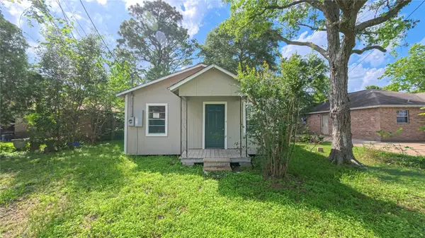 909 N Lake Avenue, Eagle Lake, TX 77434