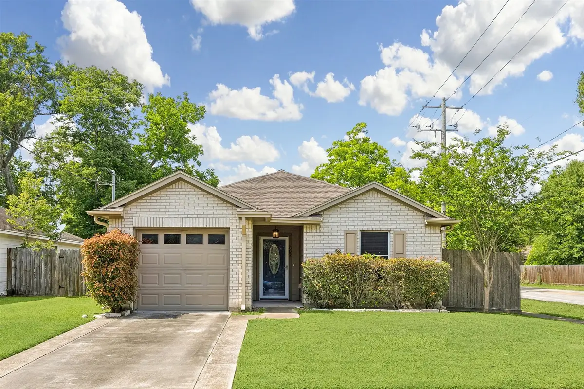 802 W Sealy Street, Alvin, TX 77511 - #1