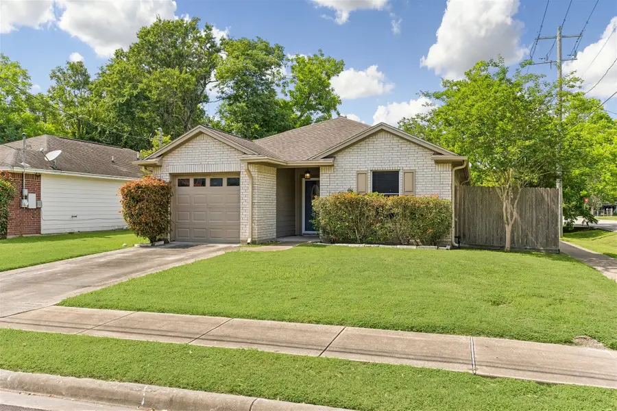 802 W Sealy Street, Alvin, TX 77511 - #2