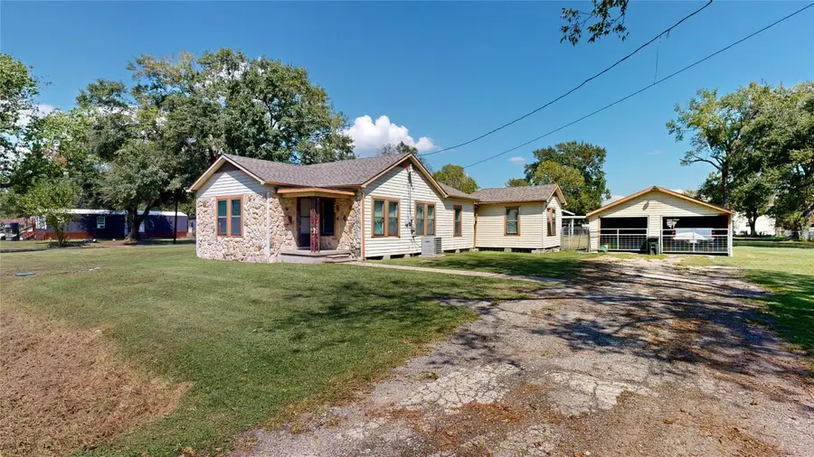 203 S 6th Street, Highlands, TX 77562 - #2