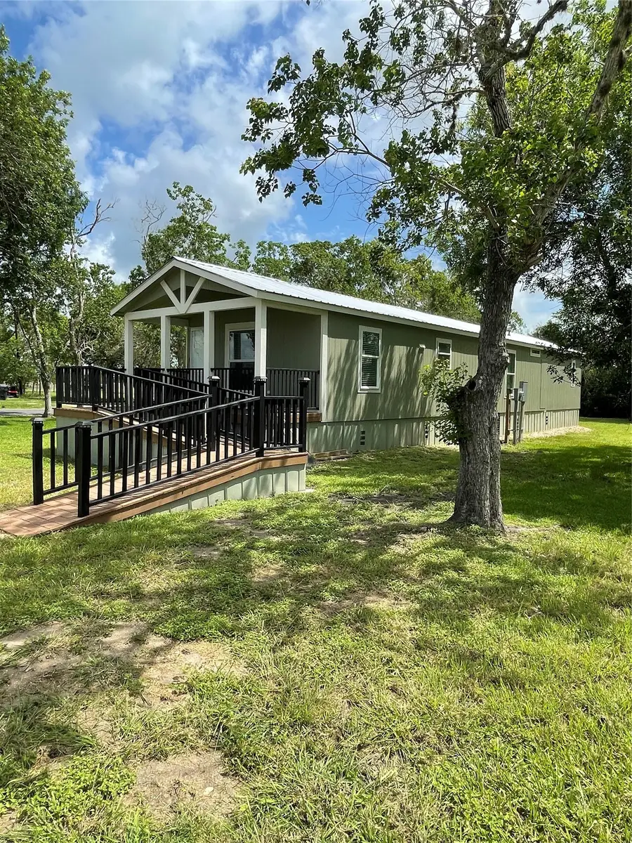 908 N Colorado Street, Edna, TX 77957 - #2