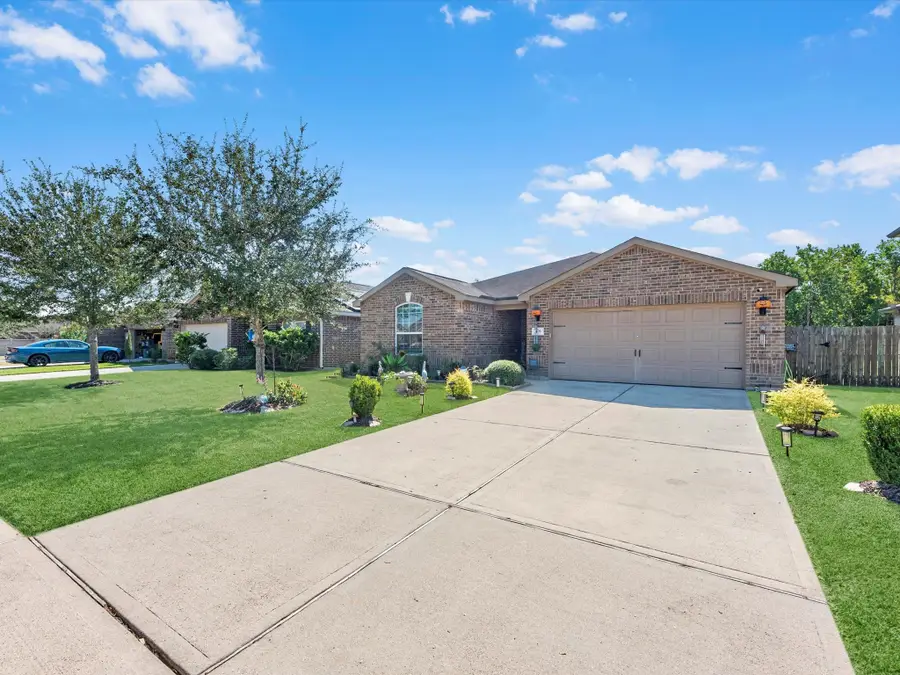 405 Hawks View Drive, La Marque, TX 77568 - Image #2