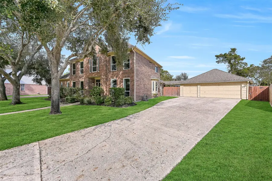 303 Regency Court, Friendswood, TX 77546 - Image #2
