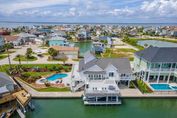 208 Coconut Street, Tiki Island, TX 77554