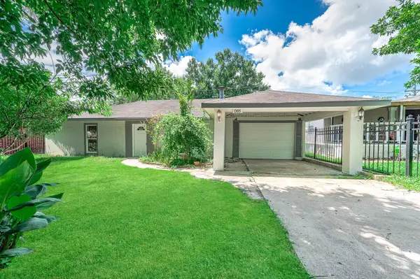 1305 Winchester Dr, Richmond, TX 77469