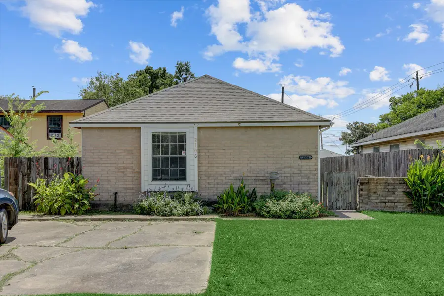 2106 N San Antonio Avenue, Pearland, TX 77581 - #2