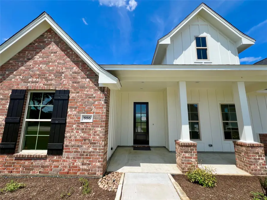 886 Oak Ridge Drive, Angleton, TX 77515 - Image #2