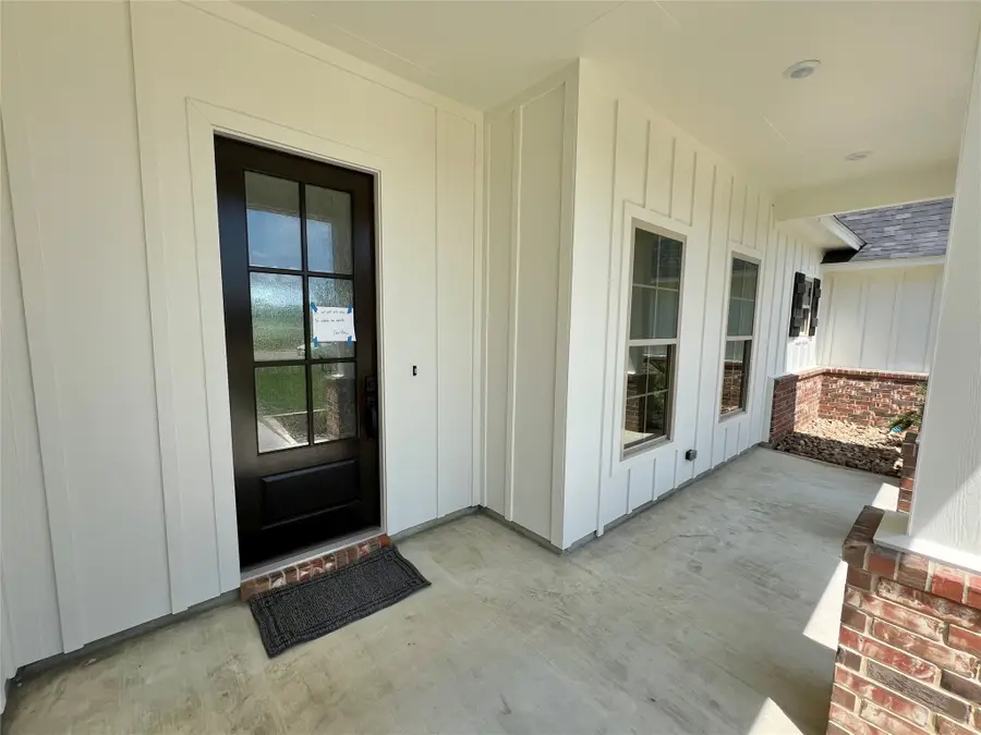 886 Oak Ridge Drive, Angleton, TX 77515 - Image #3