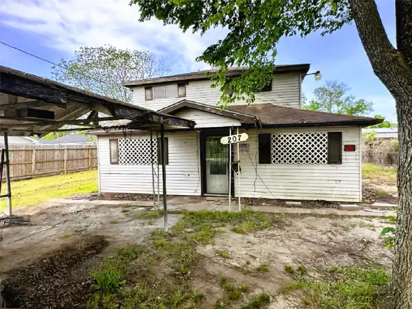 207 S 5th Street, Highlands, TX 77562