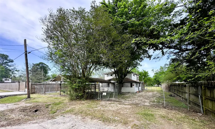 207 S 5th Street, Highlands, TX 77562 - #2