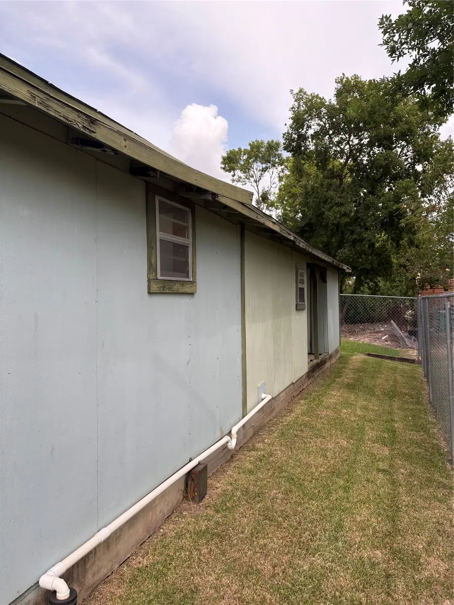 7712 N Perry St, Baytown, TX 77521 - #2
