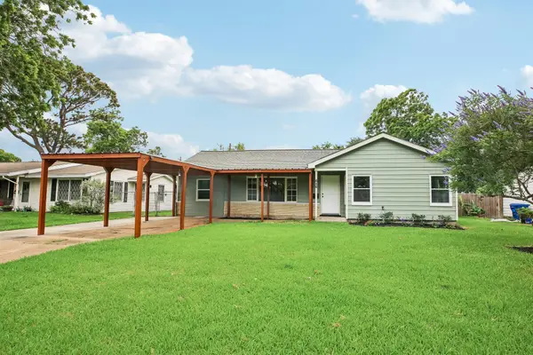 616 20th Avenue N, Texas City, TX 77590