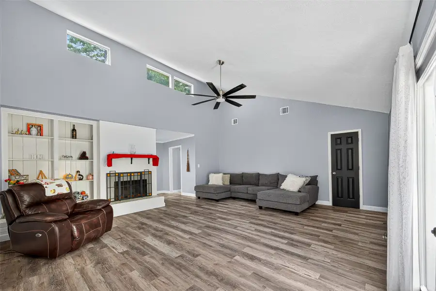 5225 Glenvalley Drive, La Porte, TX 77571 - Image #3