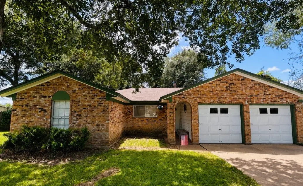 2 Travis Court, Angleton, TX 77515 - #1