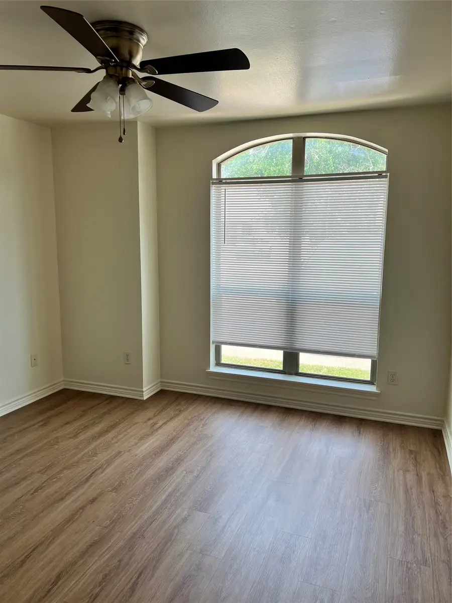 712 N Sharp Street, Franklin, TX 77856 - Image #3