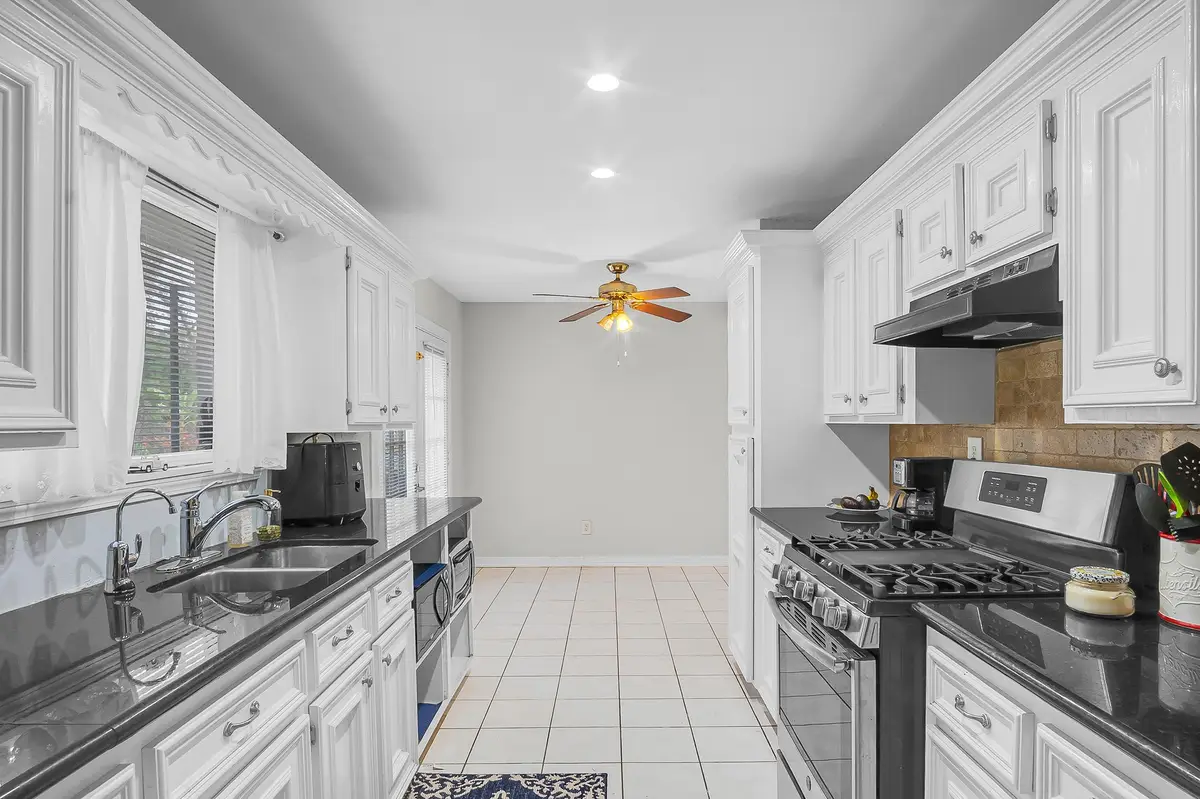 10939 Dunvegan Way, Houston, TX 77013 - Image #1