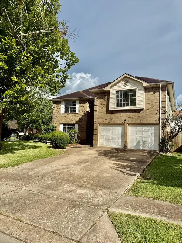 223 Almond Drive, Lake Jackson, TX 77566