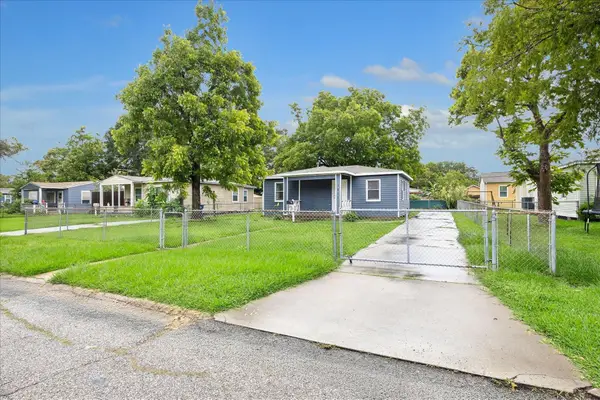 1011 12th 1/2 Street N, Texas City, TX 77590
