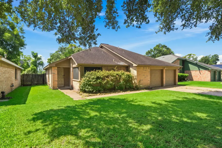 807 Highland Woods Drive, Highlands, TX 77562 - #2