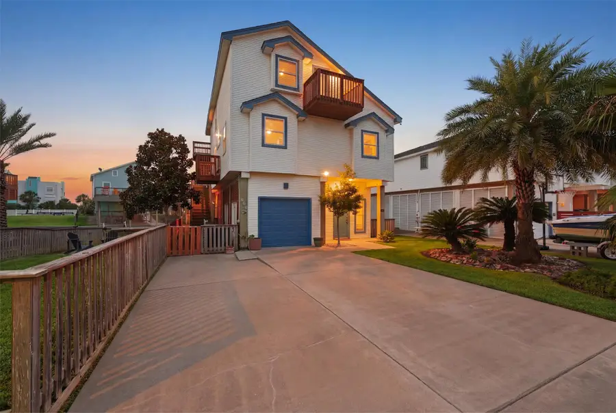 223 Kona Drive, Tiki Island, TX 77554 - #2