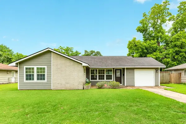 218 Palm Lane, Lake Jackson, TX 77566