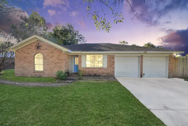 4311 Pine Shadows Street, Dickinson, TX 77539