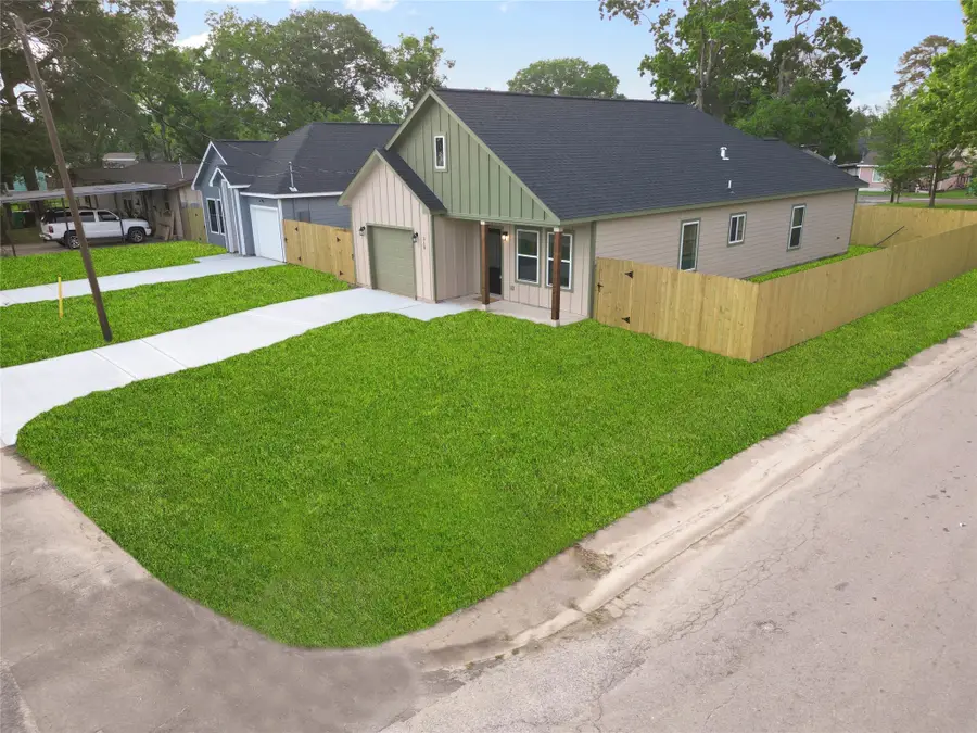 318 E Republic Avenue, Baytown, TX 77520 - Image #2