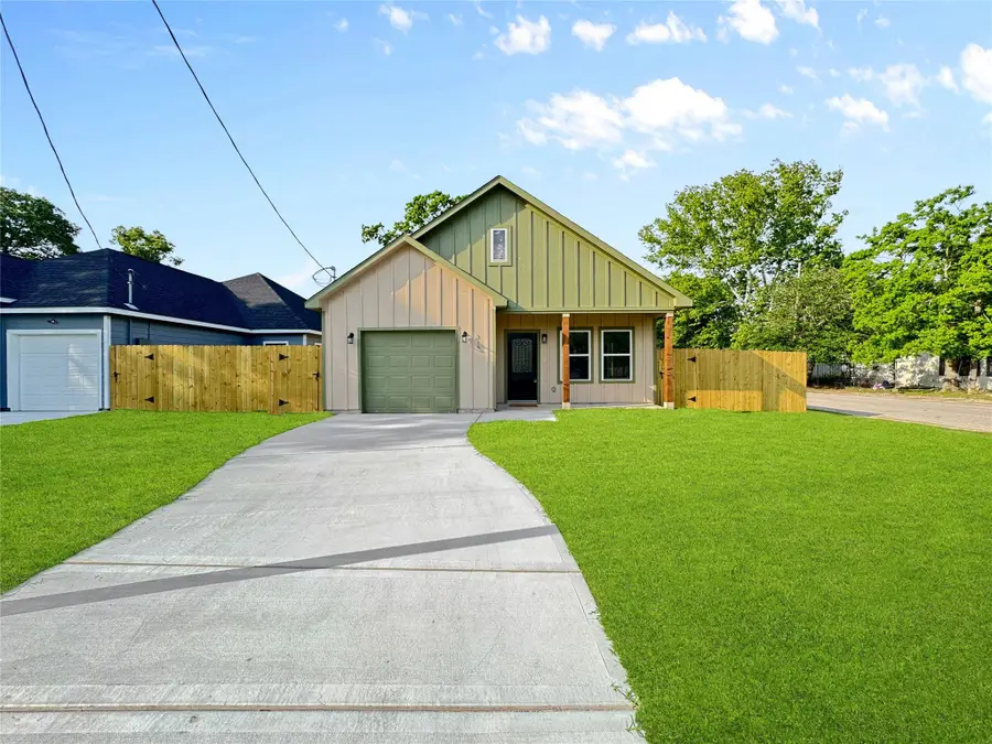 318 E Republic Avenue, Baytown, TX 77520 - Image #3