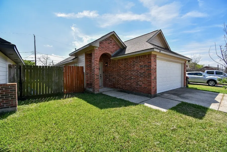 1909 W Texas Avenue, Baytown, TX 77520 - #2