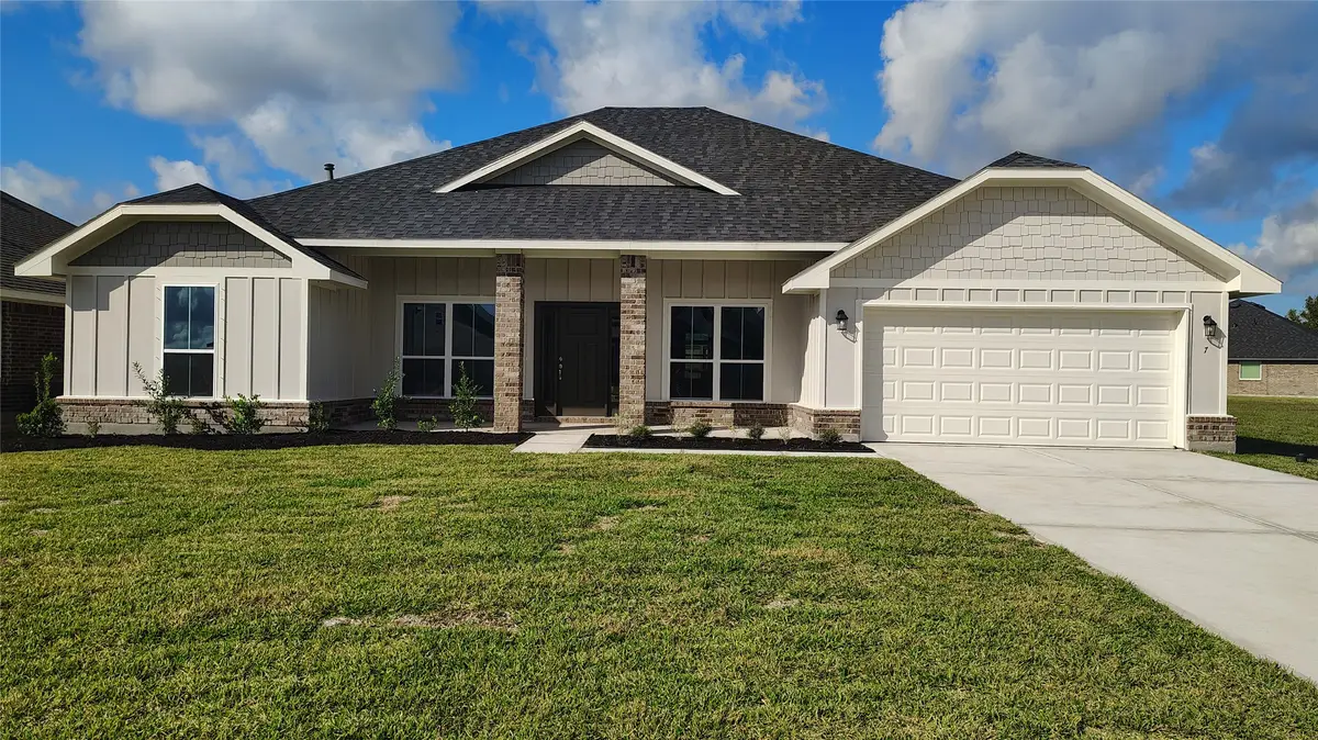 7 Keystone Court, Angleton, TX 77515 - Image #1