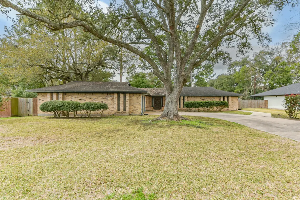 410 Riverside Drive, Alvin, TX 77511 - #1
