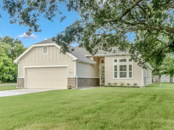 612 Evans Street, Angleton, TX 77515