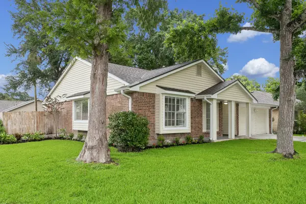 402 Forest Hills Drive, League City, TX 77573