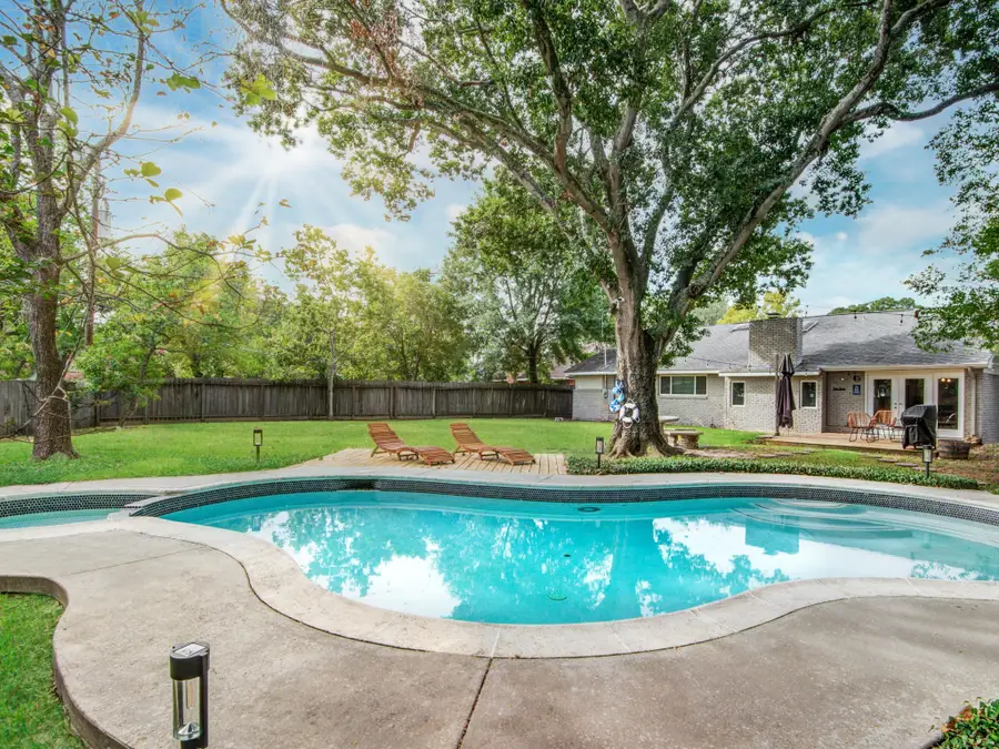 5902 Hummingbird Street, Houston, TX 77096 - Image #2