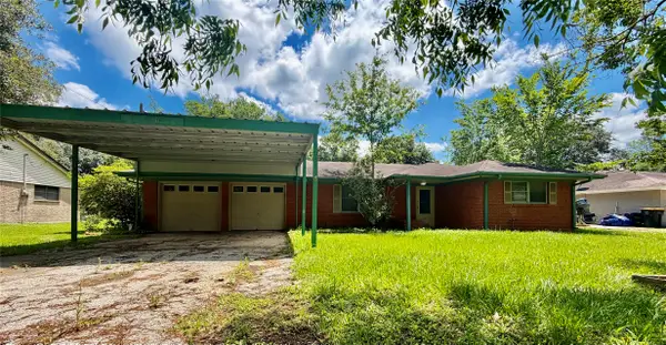 1205 Kansas Avenue S, Anahuac, TX 77514