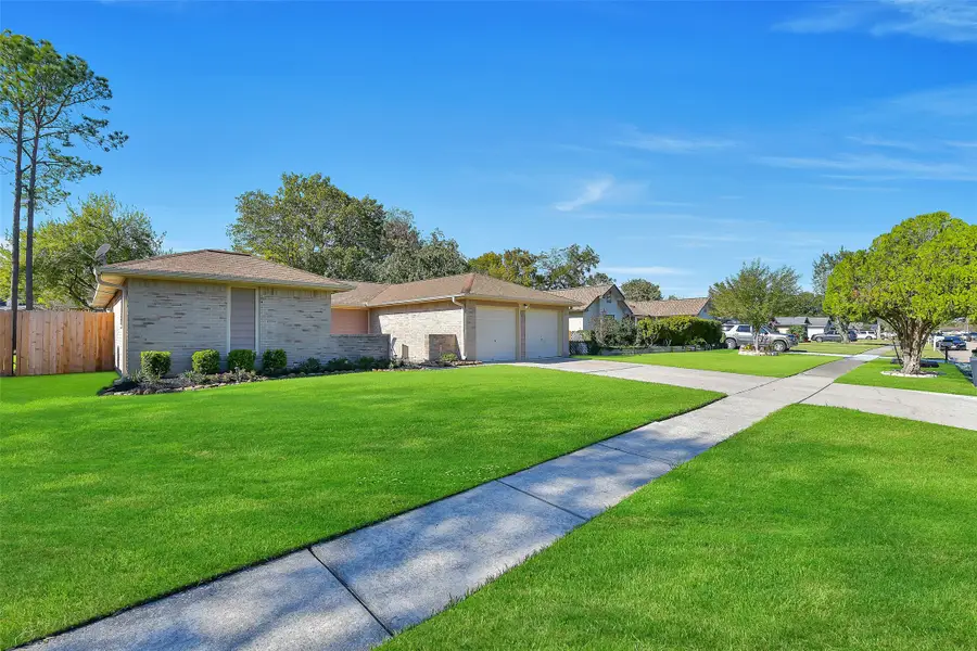 607 Dixie Drive, League City, TX 77573 - Image #2