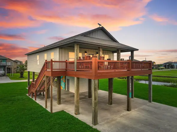 889 Mr G Street, Crystal Beach, TX 77650