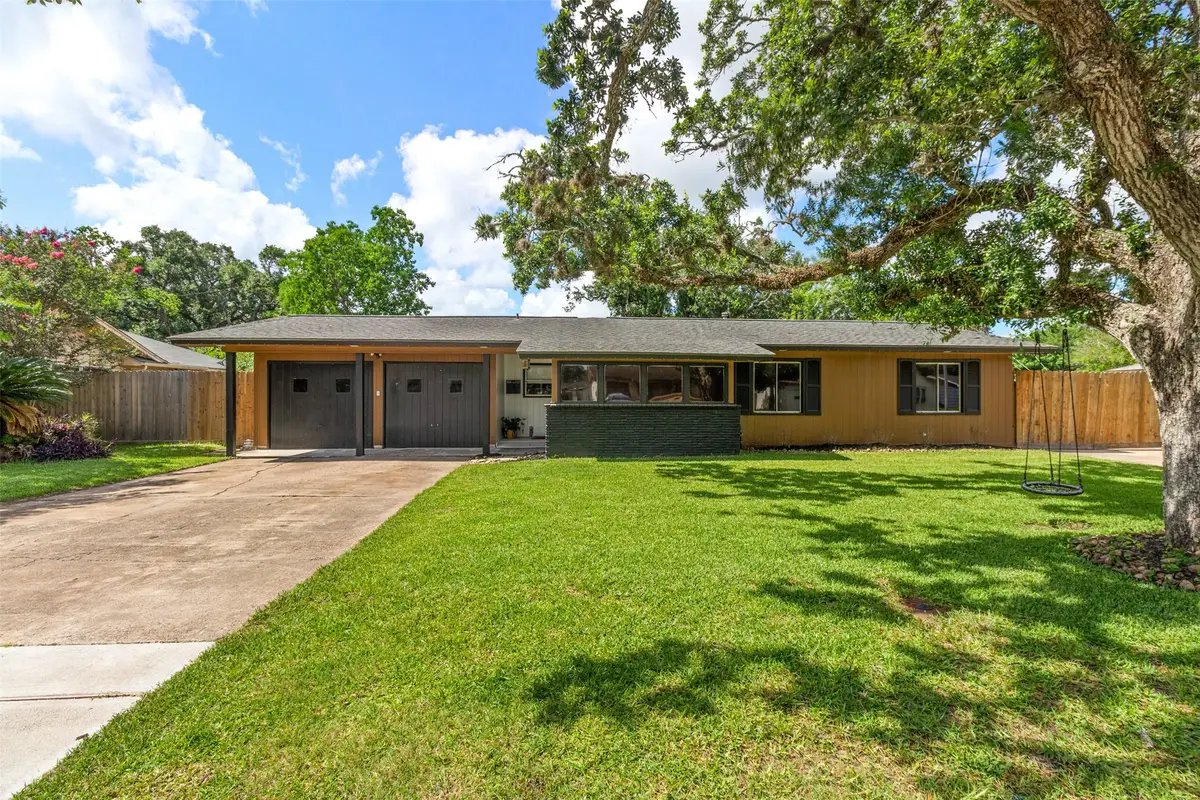 104 Pin Oak Street, Lake Jackson, TX 77566 - #1