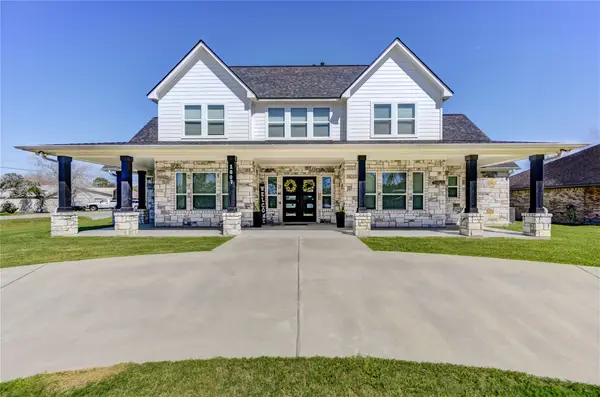 1607 Avenue E, Danbury, TX 77534