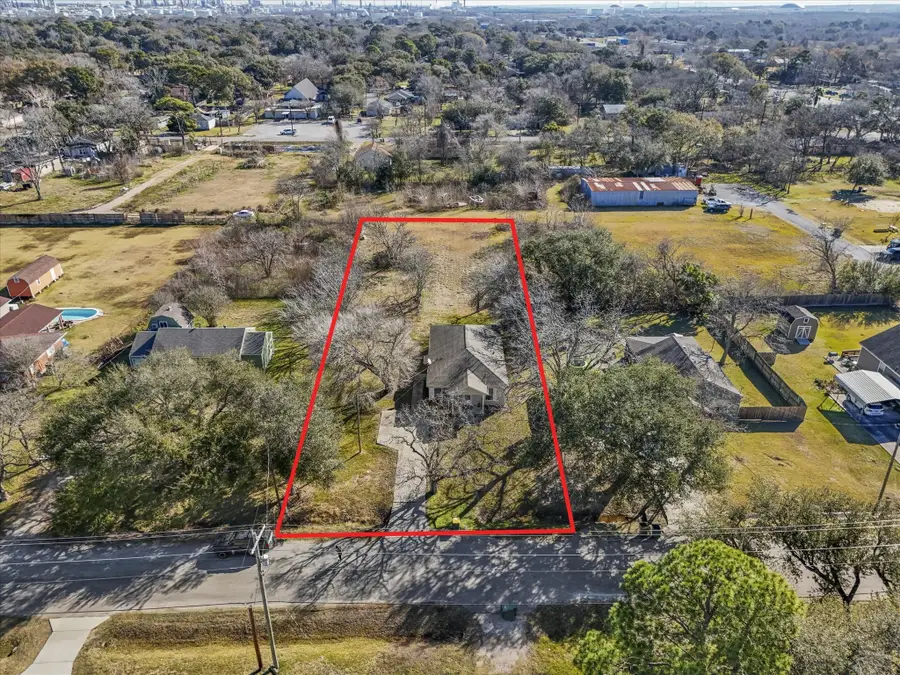 2105 Howell Avenue, La Marque, TX 77568 - Image #2
