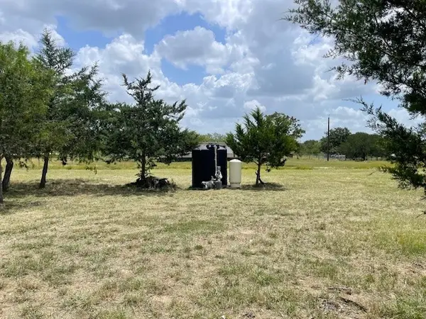 2937 Cr 420, Waelder, TX 78959