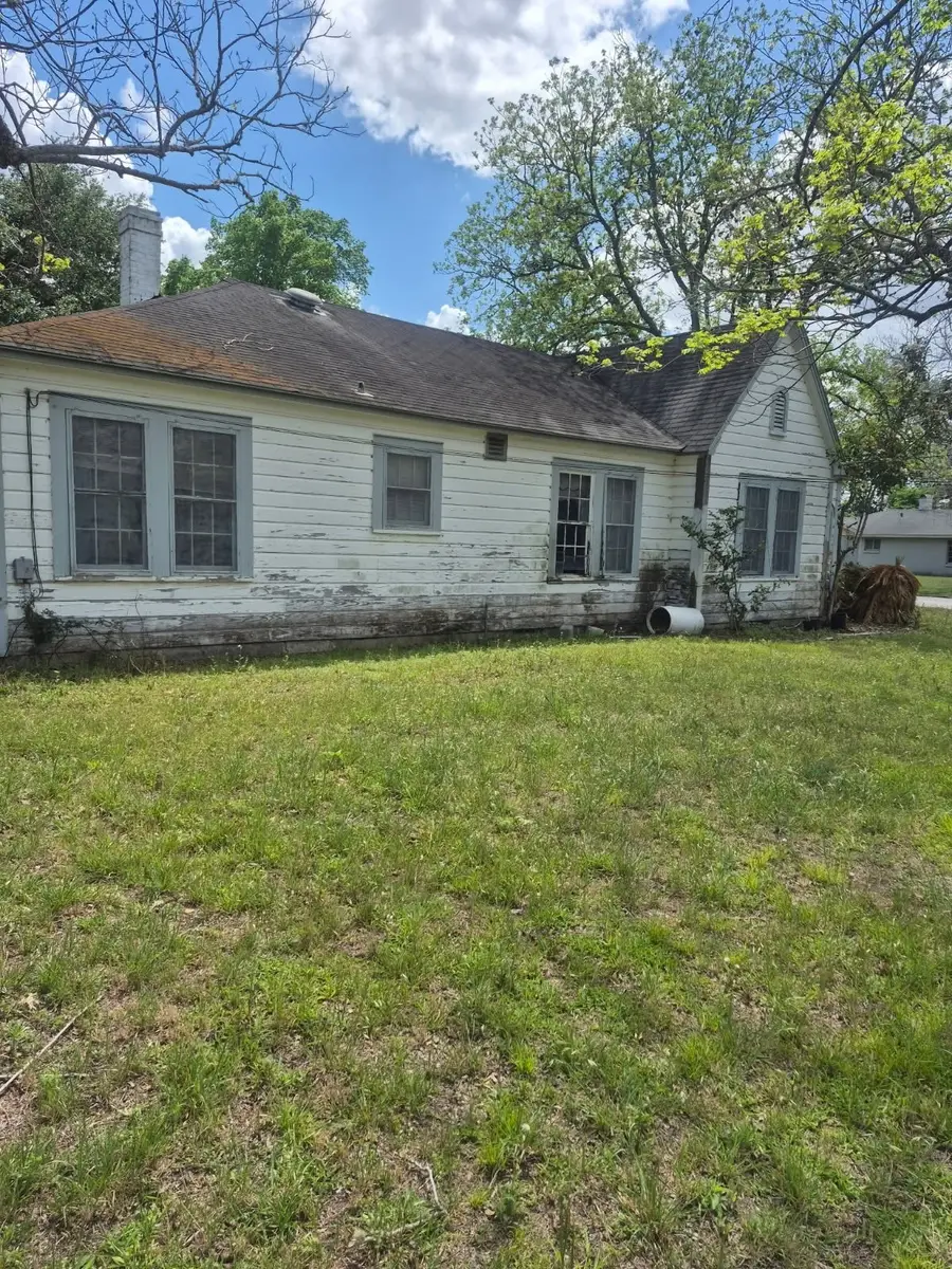 411 S Texana Street, Hallettsville, TX 77964 - #3