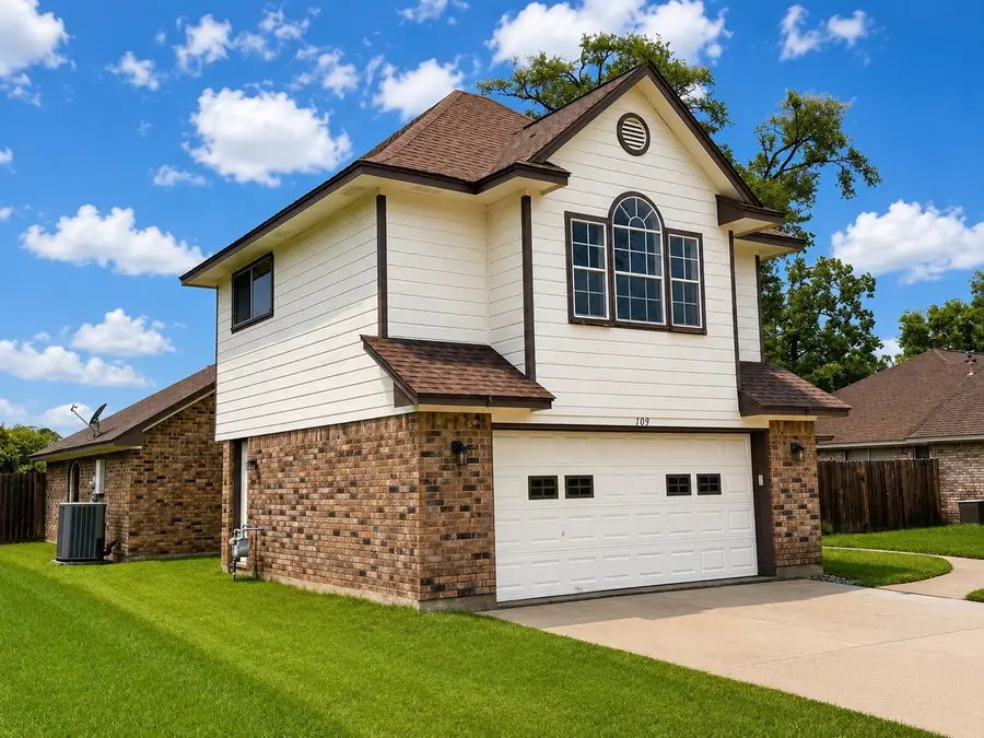 109 Concord Avenue, Clute, TX 77531 - #2