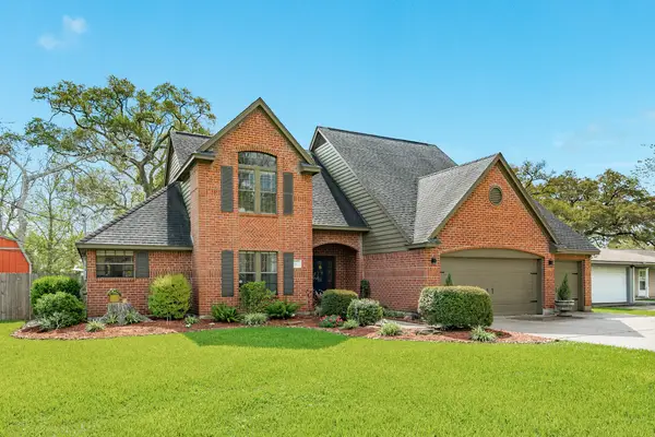 100 Van Winkle Street, Lake Jackson, TX 77566