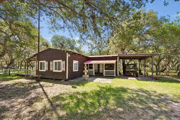 302 Bluebonnet Bend, Sheridan, TX 77475