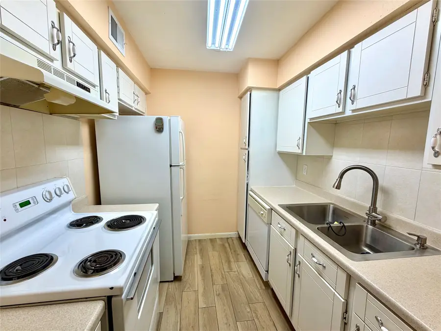 8431 Hearth Unit 24 Drive, Houston, TX 77054 - #3