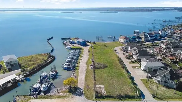 1212 Aqua Way Drive, Dickinson, TX 77539