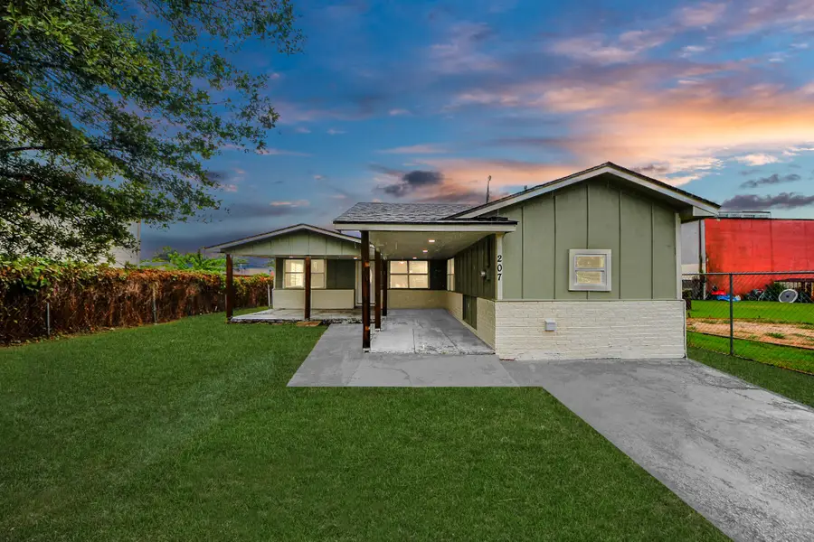 207 E Defee Avenue, Baytown, TX 77520 - #2